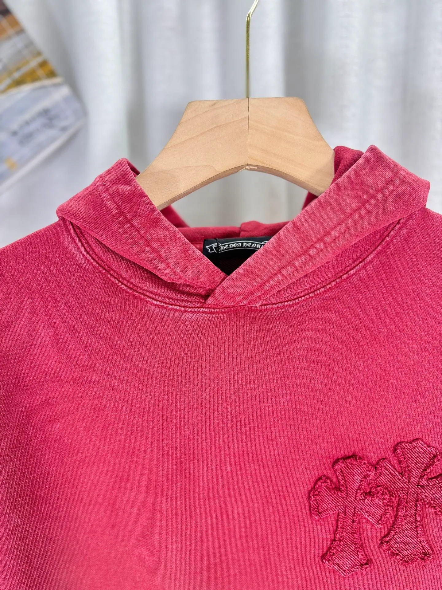 P310 top version, real shot without P, ​​different from market currency) 𝗖𝗵𝗿𝗼𝗺𝗲 𝗛𝗲𝗮𝗿𝘁𝘀/Cro Heart 2025 washed and burned flower patch embroidered autumn and winter new original single counter American style 3D three-dimensional couple casual hooded sweatshirt 👑The highest version! Customized fabric 480g tripe terry fabric! American acid-washed and distressed original fabric, laser burning + patch embroidery, exquisite embroidery of letters! The best-selling model in the counter, very comfortable to wear. Accessories: original molded and authenticated collar label➕100% silk wash label. Genuine purchase-grade original hangtag➕matching hanging rope➕3D hanging beads➕original packaging bag. Craftsmanship: The original version has consistent wiring! The highest version of the armhole matching technique! Color: Black Red Size: S M L XL Style No.: 9331